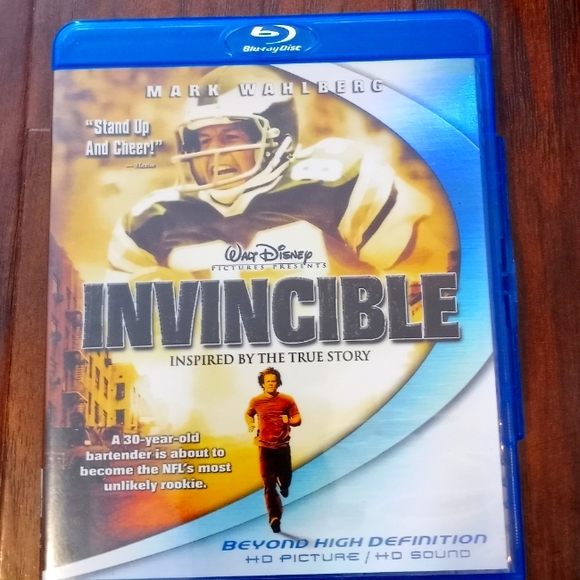 Walt Disney's INVINCIBLE on BLU-RAY Mark Wahlberg - Picture 1 of 2